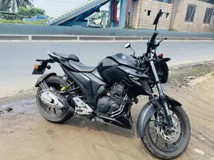 ইয়ামাহা এফজেড ২০২৫ কালো