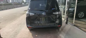 টয়োটা সিয়েন্টা ২০২২ কালো
