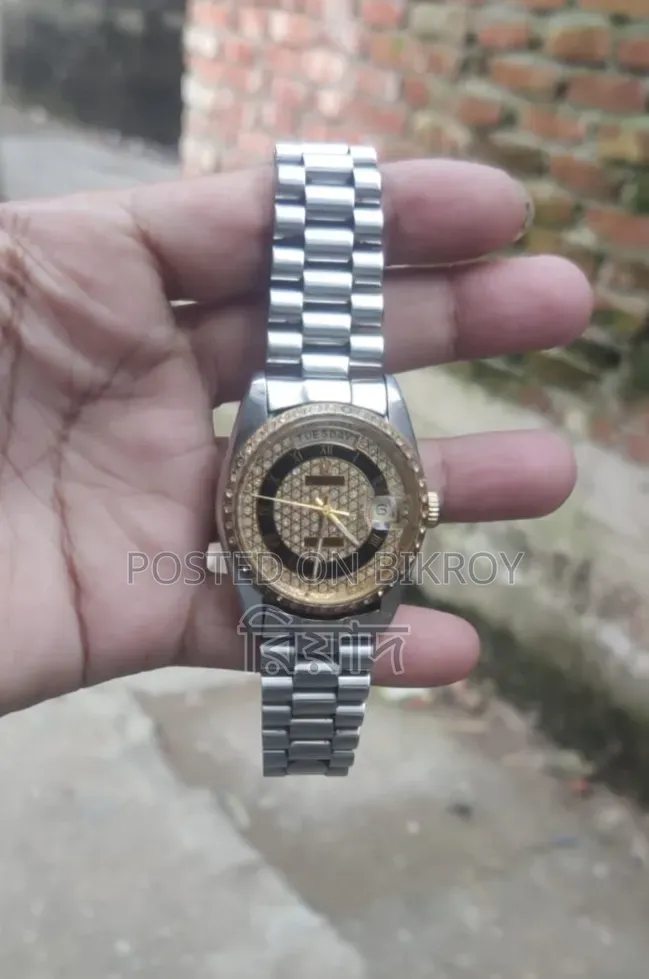 This is a Rolex brand watch, it is almost new and you will enjoy using it