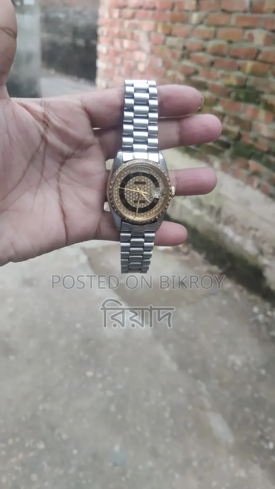 This is a Rolex brand watch, it is almost new and you will enjoy using it