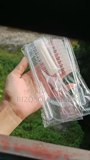 চুলে তেল দেওয়ার আধুনিক চিরুনি