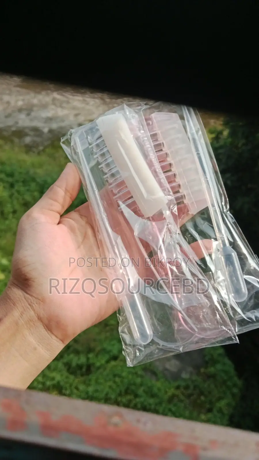চুলে তেল দেওয়ার আধুনিক চিরুনি