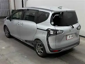 Toyota Sienta 2021 Silver