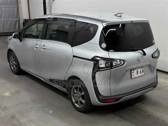 Toyota Sienta 2021 Silver