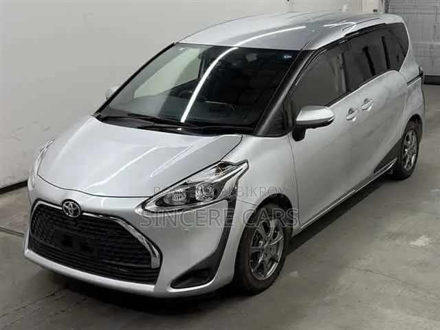 Toyota Sienta 2021 Silver
