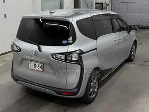 Toyota Sienta 2021 Silver