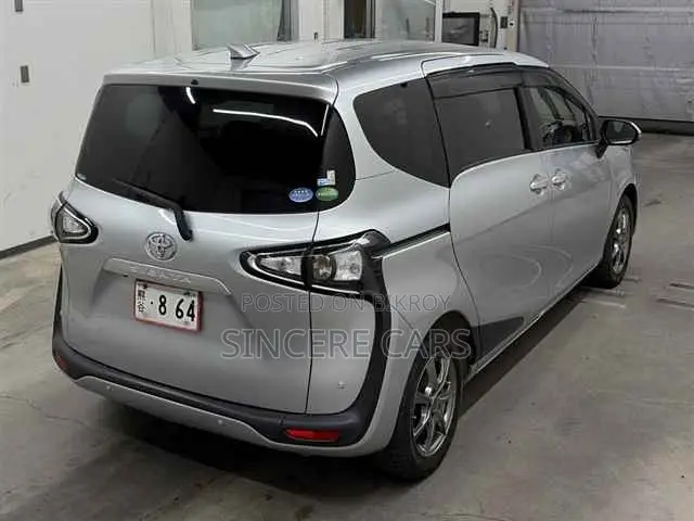 Toyota Sienta 2021 Silver