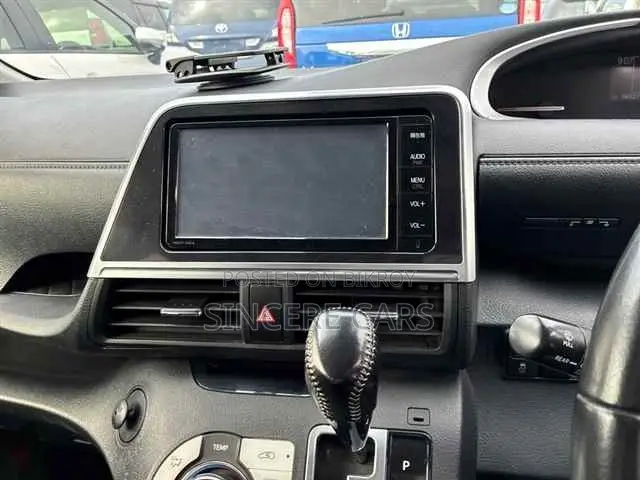 Toyota Sienta 2021 Silver