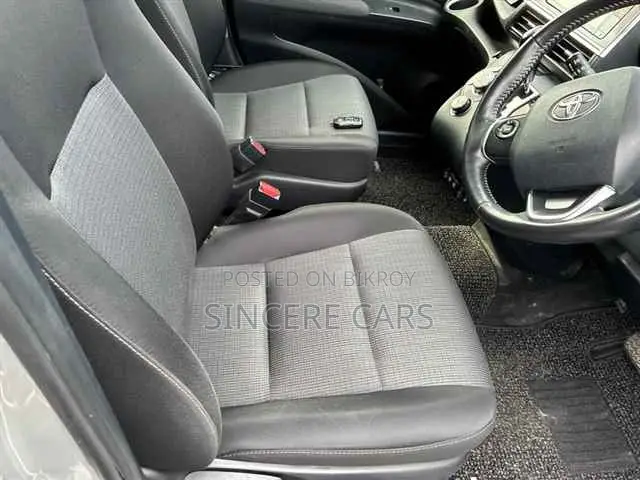 Toyota Sienta 2021 Silver