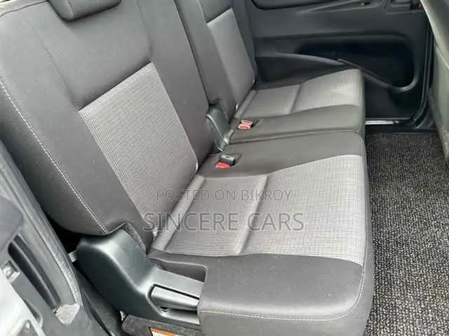 Toyota Sienta 2021 Silver