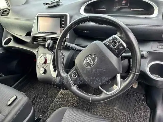 Toyota Sienta 2021 Silver