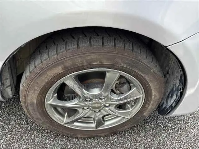 Toyota Sienta 2021 Silver