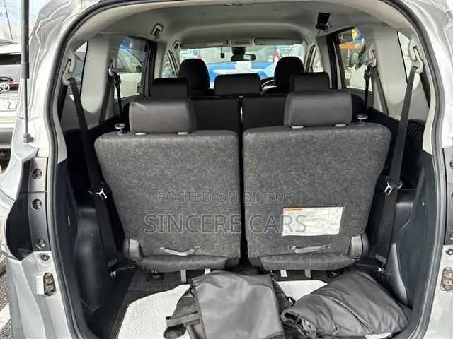Toyota Sienta 2021 Silver