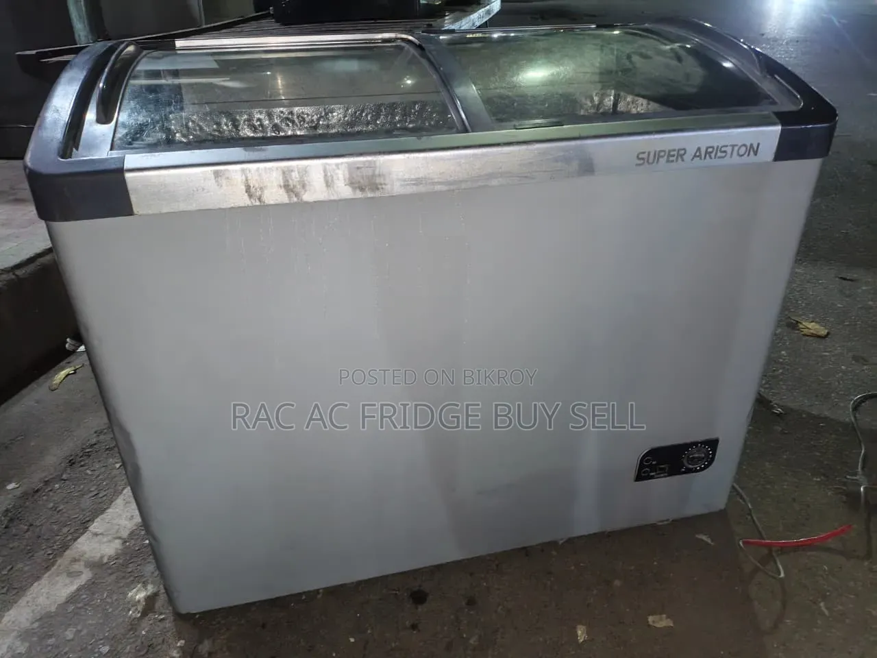 একটি গ্লাস ডোর ফ্রিজ বিক্রি হবে