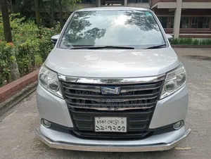 টয়োটা নোয়া ১.৮ এফডব্লিউডি হাইব্রিড (৭ সিটার) ২০১৪ সিলভার