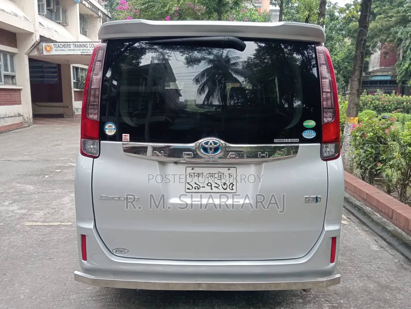 টয়োটা নোয়া ১.৮ এফডব্লিউডি হাইব্রিড (৭ সিটার) ২০১৪ সিলভার