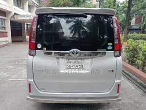 টয়োটা নোয়া ১.৮ এফডব্লিউডি হাইব্রিড (৭ সিটার) ২০১৪ সিলভার