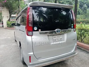 টয়োটা নোয়া ১.৮ এফডব্লিউডি হাইব্রিড (৭ সিটার) ২০১৪ সিলভার