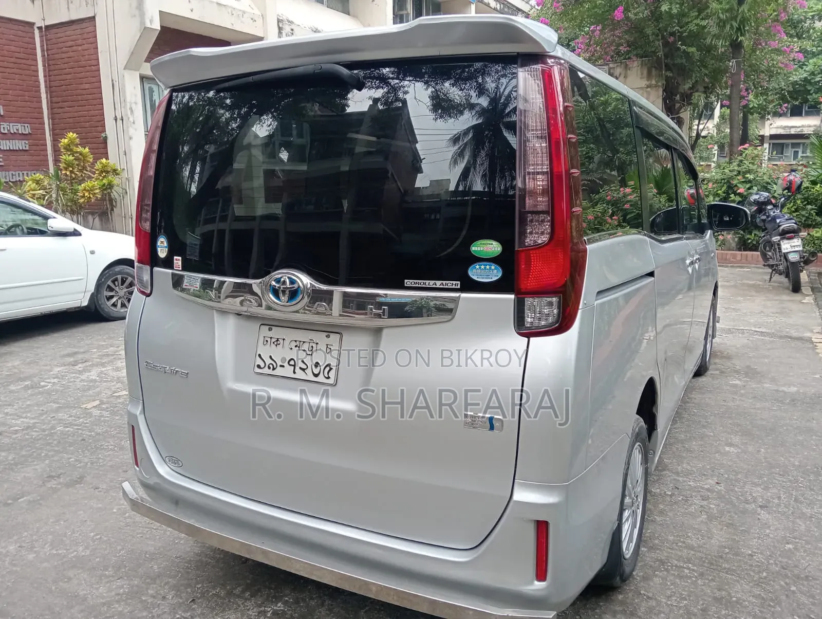 টয়োটা নোয়া ১.৮ এফডব্লিউডি হাইব্রিড (৭ সিটার) ২০১৪ সিলভার