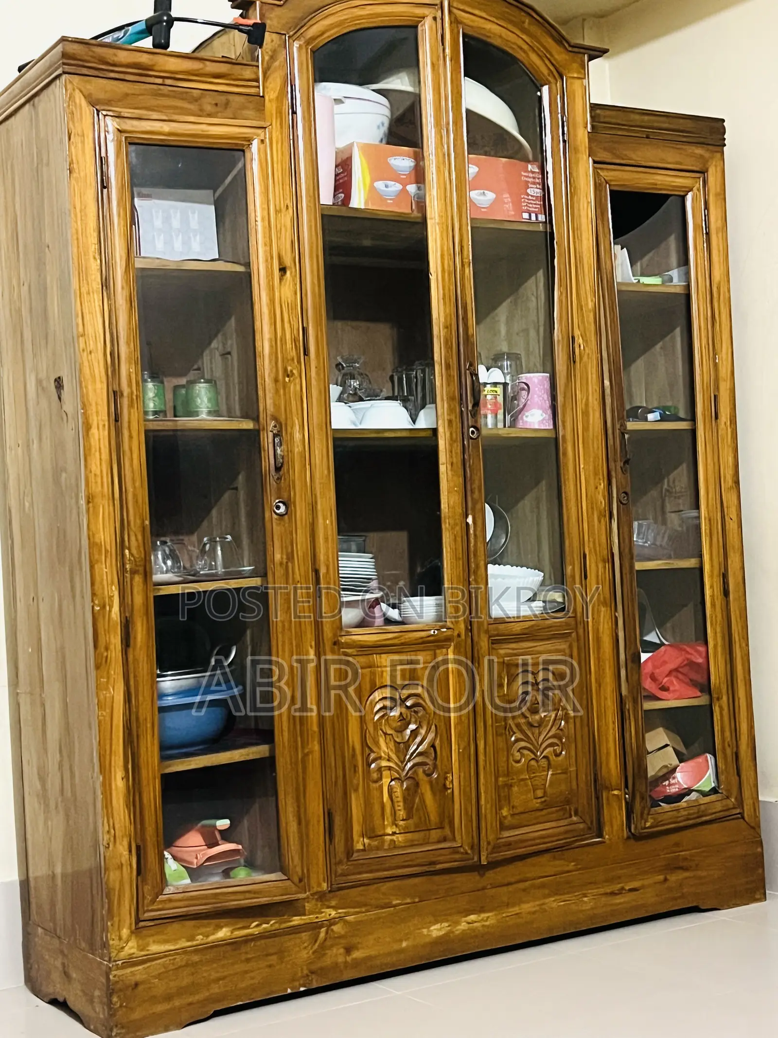শোকেস, ক্রোকারিজ ক্যাবিনেট, ক্যাবিনেট