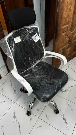 হেডরেস্ট সহ অফিস চেয়ার