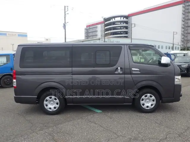 টয়োটা হাইয়েস ২০২১ গ্রে