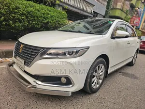 টয়োটা প্রমিও ২০১৭ পার্ল