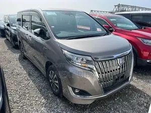টয়োটা এস্কয়ার ১.৮ ফোর-হুইল ড্রাইভ হাইব্রিড (৭ সিটার) ২০২০ বাদামী