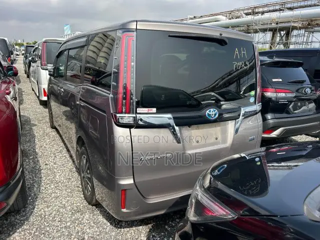Toyota Esquire 1.8 Four-Wheel Drive Hybrid (7 seater) 2020 Brown