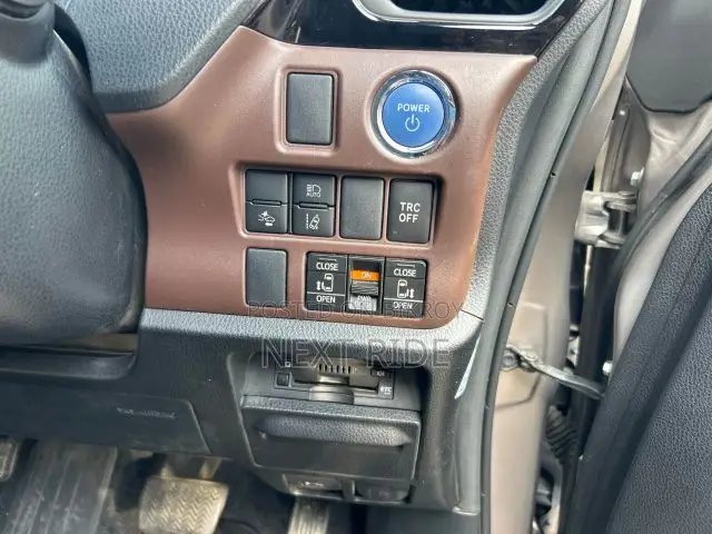 Toyota Esquire 1.8 Four-Wheel Drive Hybrid (7 seater) 2020 Brown