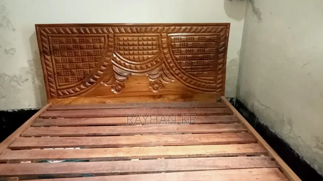 একটি মেহেগুনি খাট বিক্রি হবে, আর্জেন্ট!