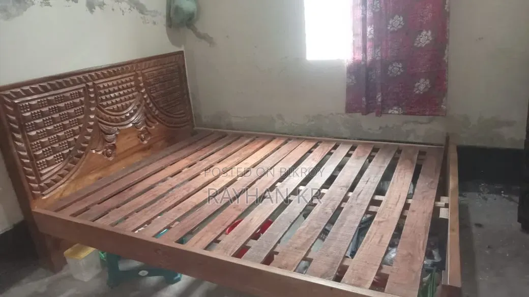 একটি মেহেগুনি খাট বিক্রি হবে, আর্জেন্ট!