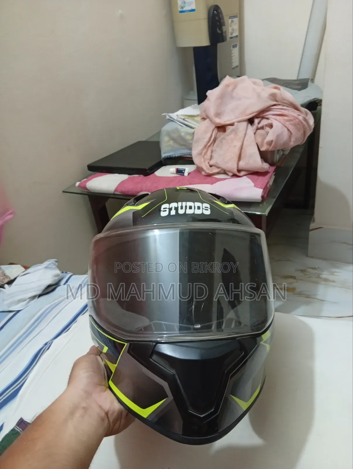 স্টাডস এবং ভেগা হেলমেট