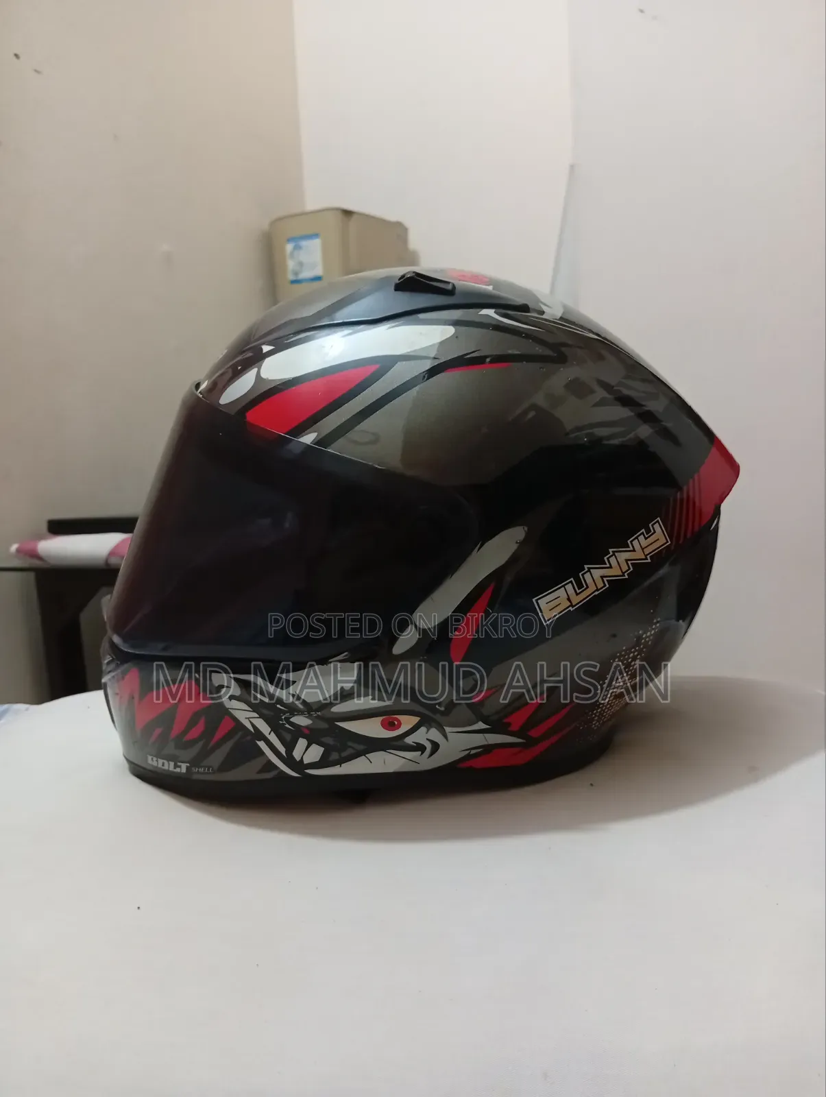 স্টাডস এবং ভেগা হেলমেট