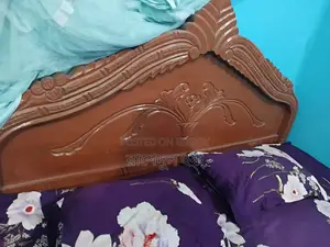 ভাল কাঠের খাট ৪ হাত ৫ হাত তোশক সহ।