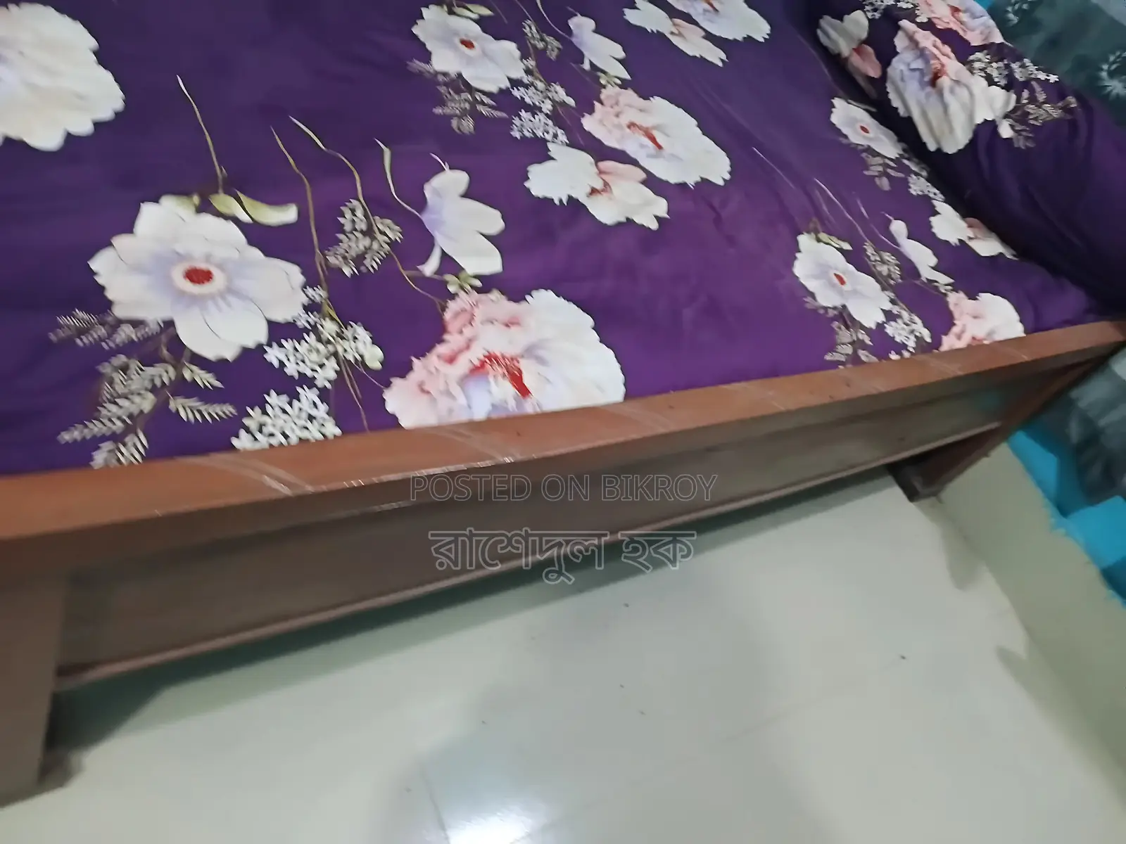 ভাল কাঠের খাট ৪ হাত ৫ হাত তোশক সহ।