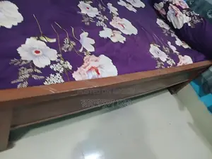 ভাল কাঠের খাট ৪ হাত ৫ হাত তোশক সহ।