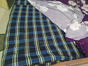 ভাল কাঠের খাট ৪ হাত ৫ হাত তোশক সহ।