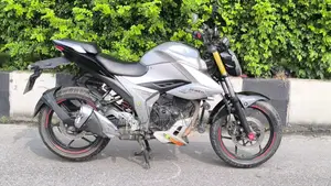 সুজুকি গিক্সার ২০২২ সিলভার