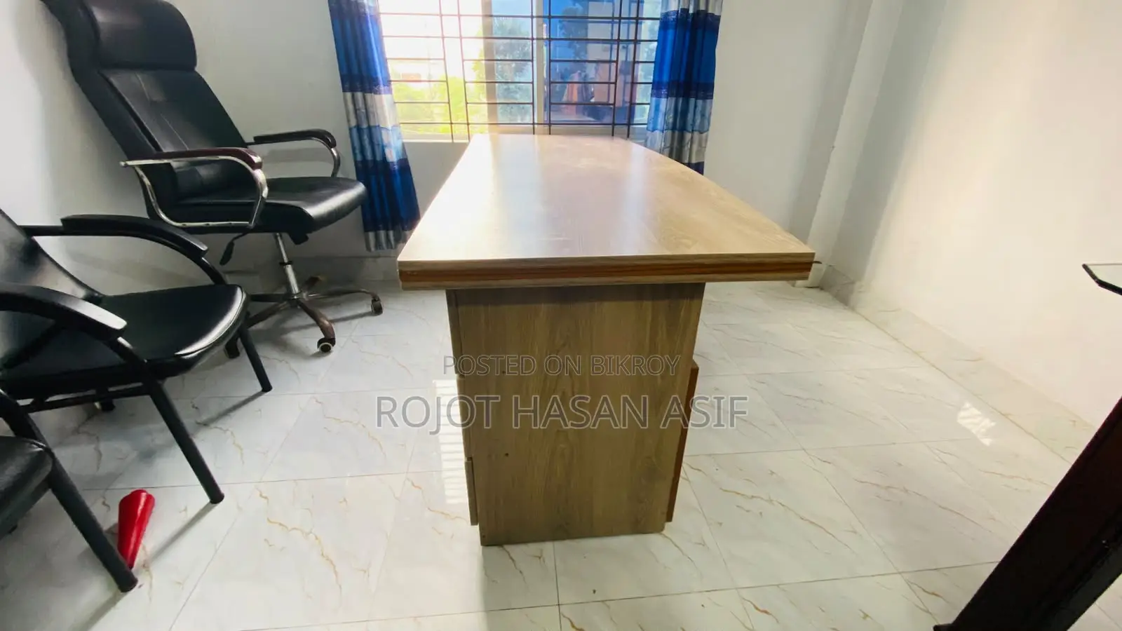 অফিস টেবিল