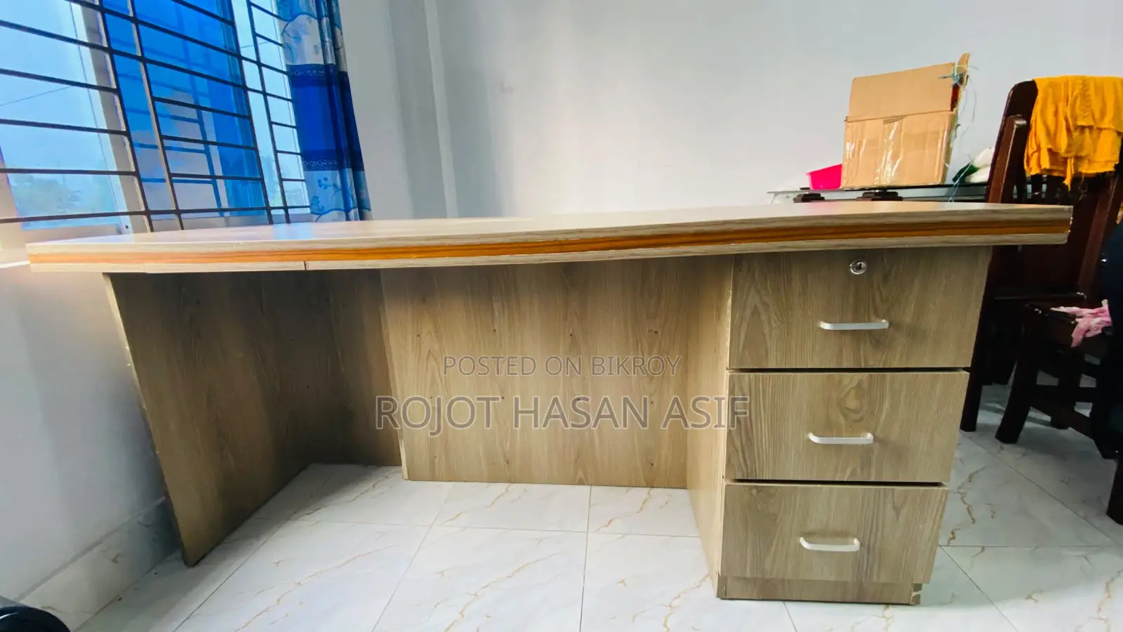 অফিস টেবিল