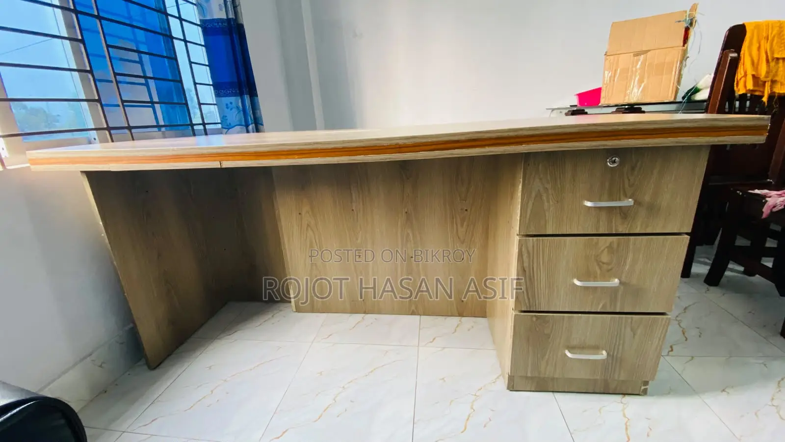 অফিস টেবিল