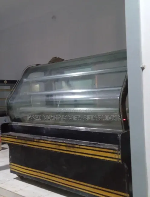 দোকানের জন্য মিষ্টি ও খাবারের শোকেস ১ বছর ব্যবহার করা হয়েছে খুব ফ্রেশ