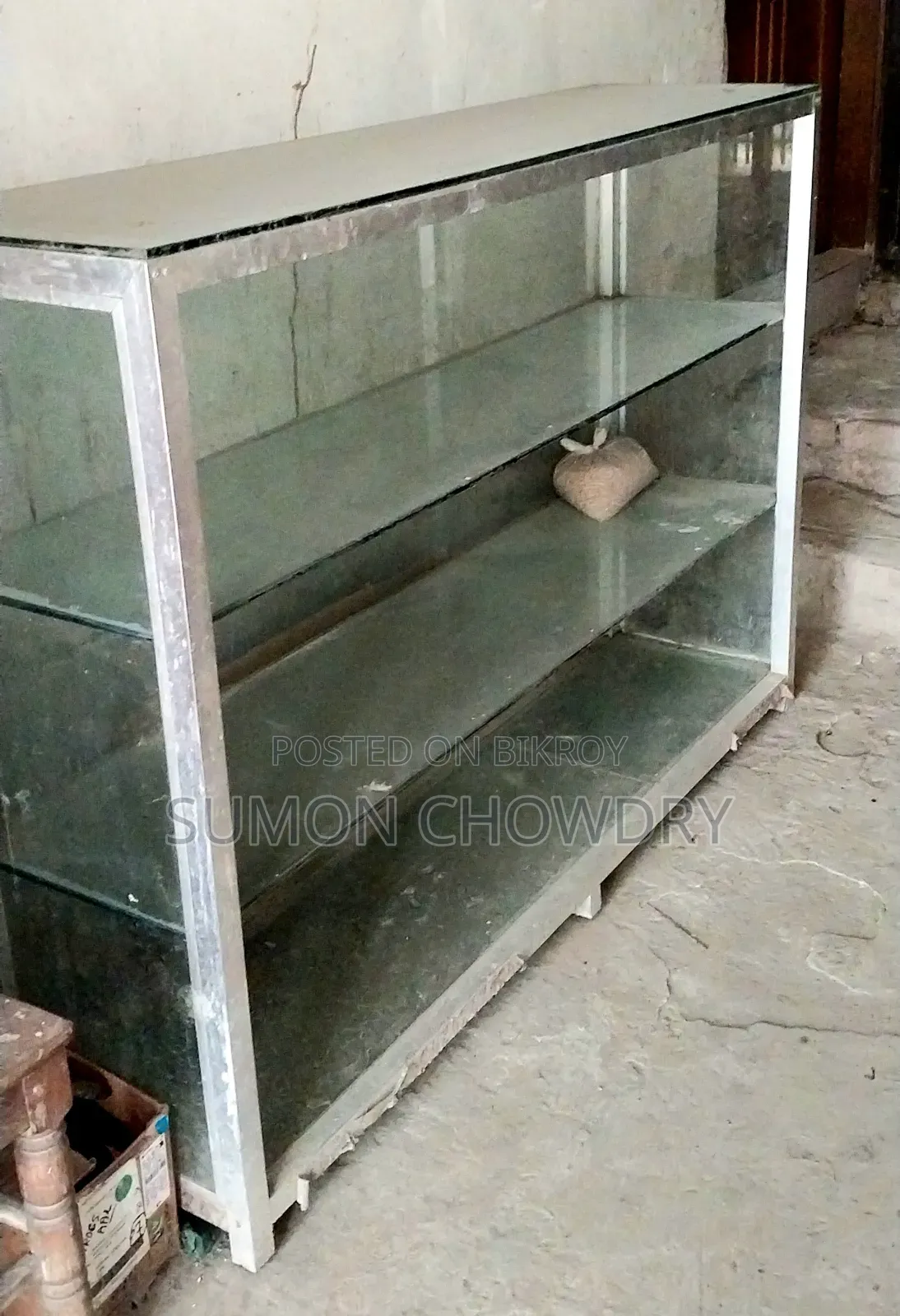 দোকানের থাই শোকেস