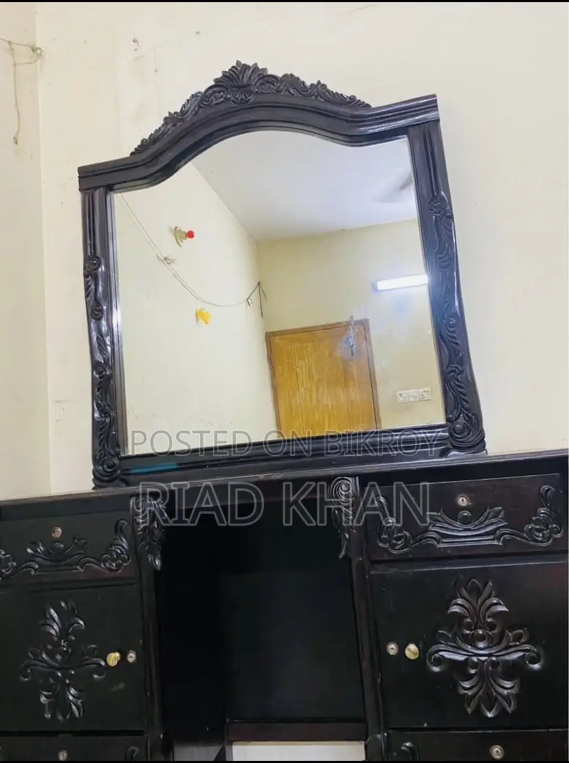 ড্রেসিং টেবিল
