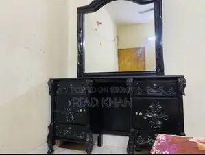 ড্রেসিং টেবিল