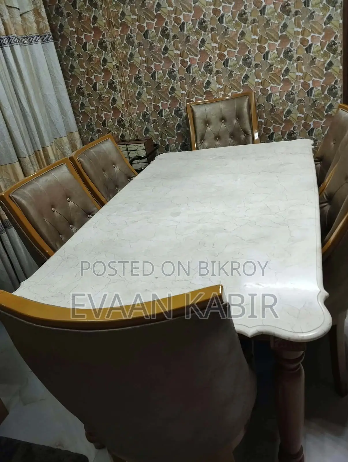 মার্বেল-টপ ডাইনিং টেবিল সেট