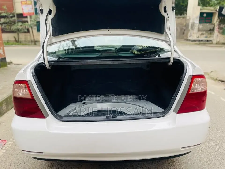 Toyota Corolla Sedan 2005 White