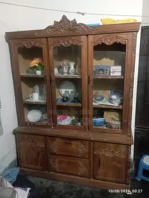 তিন পাল্লার সেগুন কাঠের শো কেস