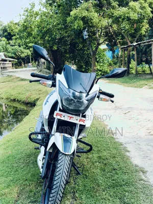 টিভিএস আপাচে ১৮০ আরটিআর ২০১৭ সাদা